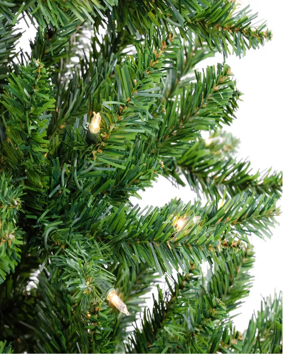 National Tree Company 7.5' Pre-Lit Artificial Chesterfield Spruce Hinged Tree, 600 Clear Lights- UL